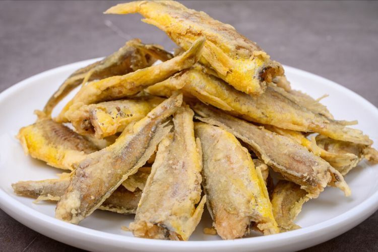 酥炸小黄鱼，用淀粉还是面粉？牢记2个窍门，又酥又脆，还不吸油
