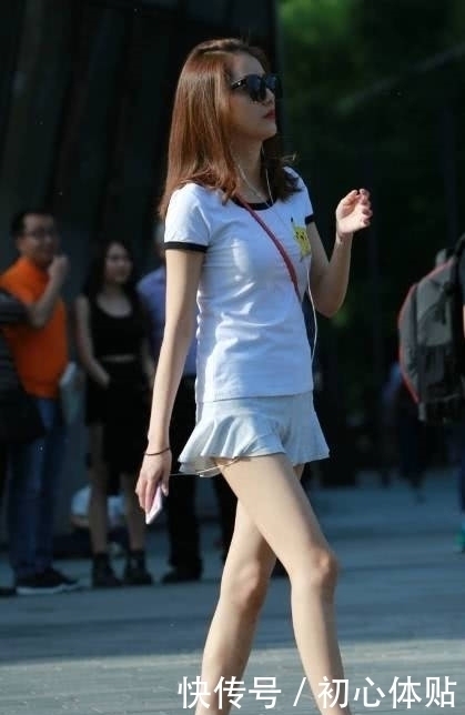 街拍：戴着墨镜，浅灰色超短裙的苗条性感小姐姐