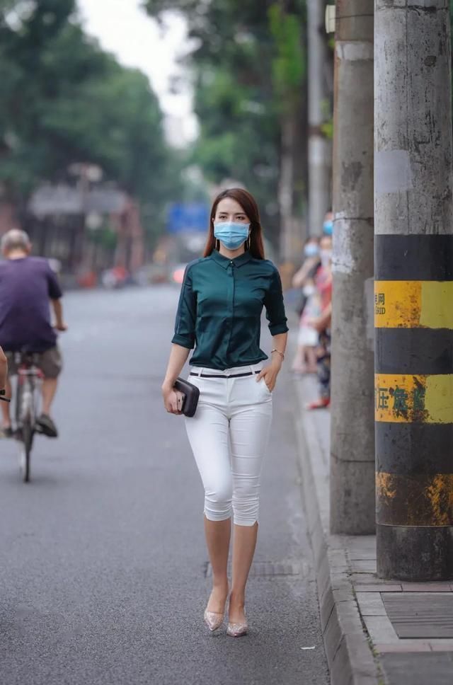 女人味 披肩长发的美女白色裤子搭配高跟鞋打扮气质靓丽女人味十足