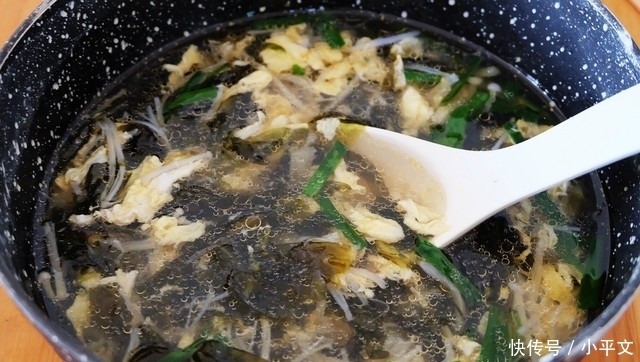 父女俩去登山,妈妈在家做了一桌菜等着,四菜一汤,营养美味