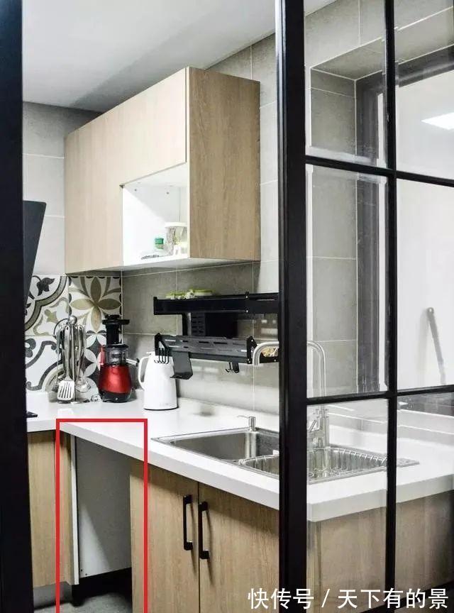 柜子|现在才知道,橱柜底部留空一格大有好处!回家默默拆掉个柜门