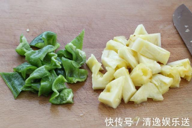 玉米淀粉|教你做菠萝咕咾鸡翅，菠萝处理有技巧，酸甜香嫩才够味