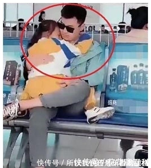 孩子|爸爸怀里抱着女儿,儿子一脸委屈坐在地上,直言我是捡来的吧