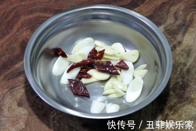 韭菜|韭菜和它是天生一对，宁愿少吃肉，也别放过这道菜，5块钱炒一盘