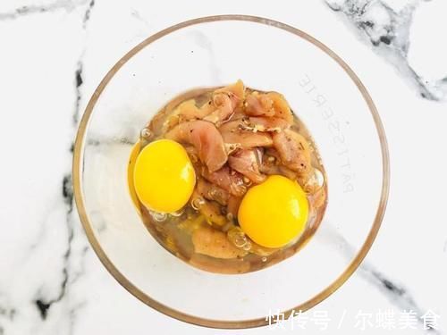 炸酥肉时，只用淀粉和鸡蛋是错的，记住1个小妙招，酥肉香酥不腻