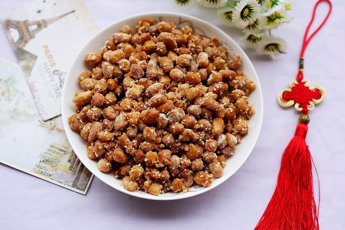 自制糖霜花生，酥脆又香甜，一颗接着一颗，好吃到停不下来