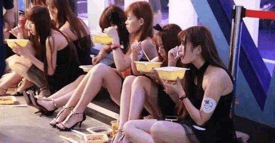 影视基地|横店20万临时演员现状光棍的世界，懒汉的天堂，疯子的乐园