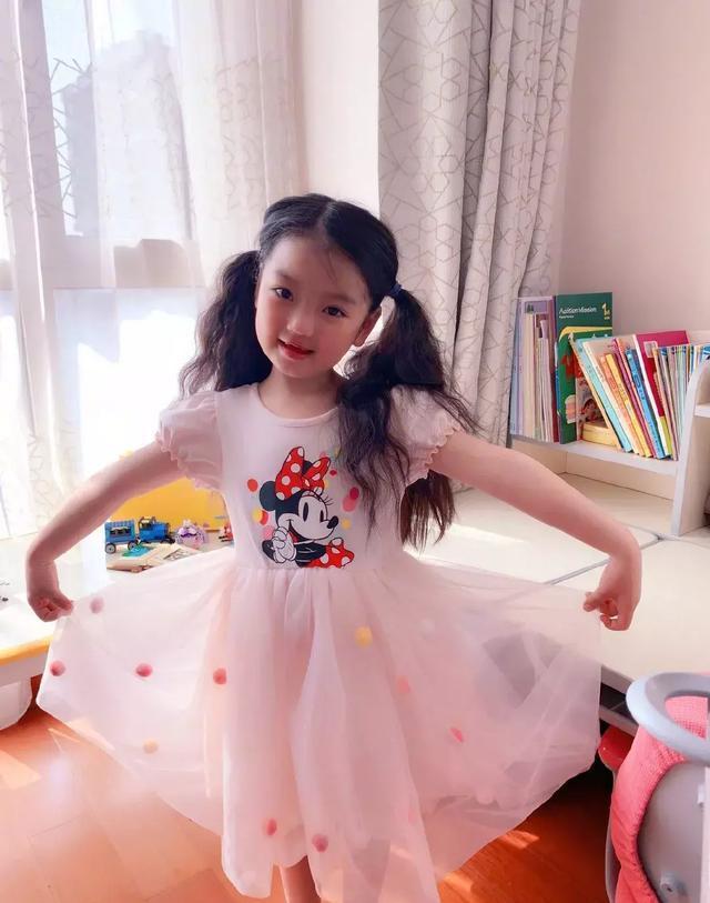 因长得可爱被家人当作“摇钱树”的她,4岁爆红,7岁巨星范十足