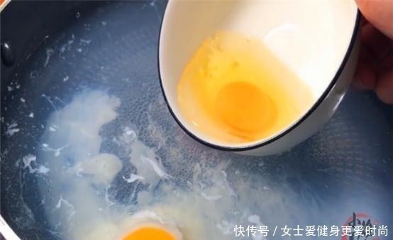 清水|煮荷包蛋时,直接下锅是就错了,奶奶教我一招,鸡蛋圆润不散花