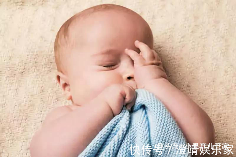 小宝宝|宝宝多躺还是多抱呢专家看台初生宝宝这样抱