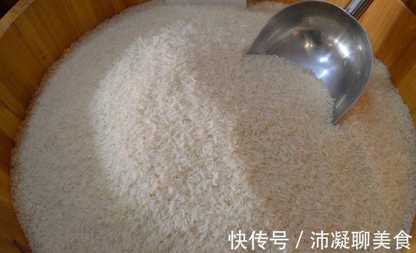 煮米饭时,别只知道放清水!再加这两样,米饭又香又软,颗颗饱满