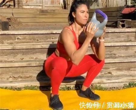 深蹲|小伙练腿每天做100个深蹲,并逐渐增加训练难度,1个月看腿部变化