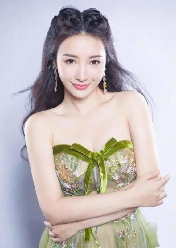 一剪就老十岁的4种发型,爱美女生千万不要留!