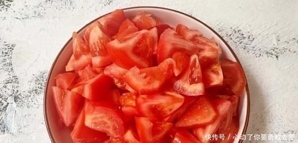 春末遇到此菜别手软,堪称植物“美白丸”,常吃晒黑的皮肤也白了