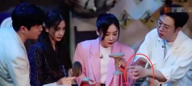 文物|袁姗姗没有按照“文物修复师”的要求捡起文物,看怎么处理