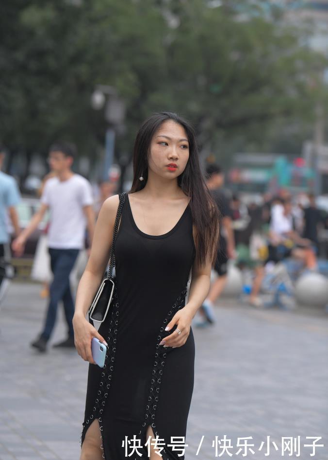 裙装|非常迷人的气质美女，身材很不错，穿着漂亮的衣服去逛街很有自信