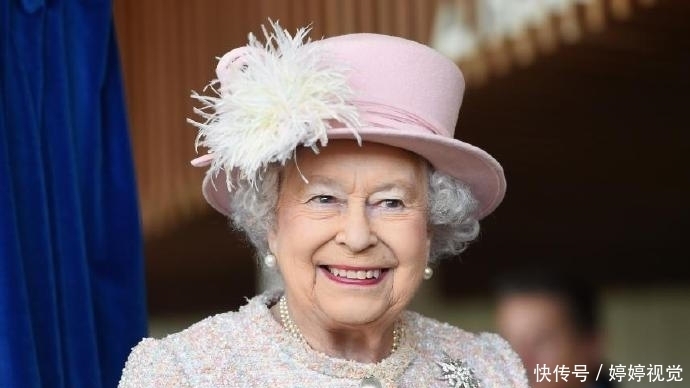 戴帽子|92岁英国女王难得淘气,扮成乡村老太好可爱,自己搭火车过圣诞