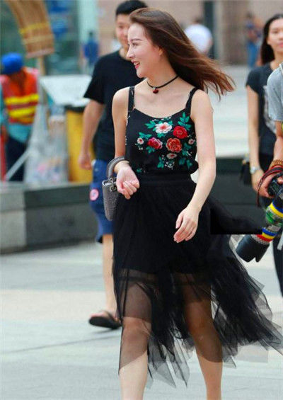 印花|黑色露肩装+印花短裙的长发美女,靓丽又显大气