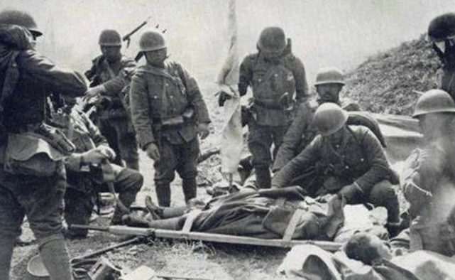 十九路军|镜头下真实的日本鬼子，图3跪地打磨屠刀的女鬼子，图5在故宫接受日军投降