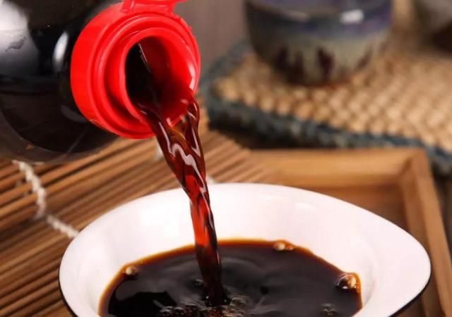不管买什么牌子的酱油，只要上面没有这2个字母，都是勾兑酱油