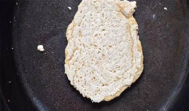 麦片不仅能冲泡,放入两个鸡蛋做成饼,早餐吃它健康又美味