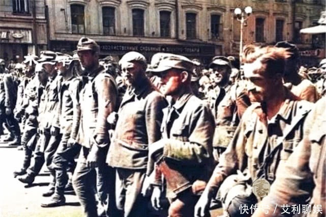 德军战俘|上色老照片：莫斯科战俘大游行，镜头下的德军满脸沮丧和悲伤