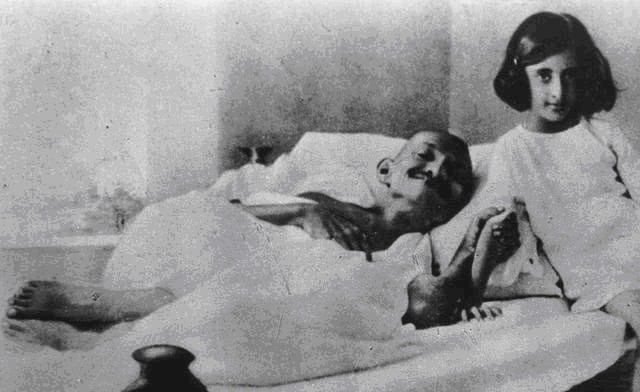 方式|反对中国抗战，多个美女陪伴，这都是印度国父干的事