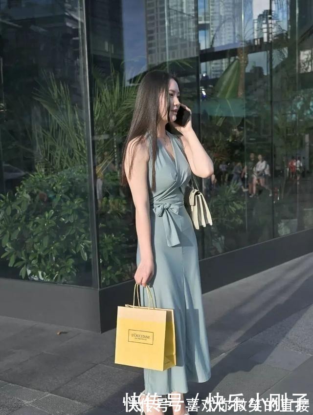 时髦美丽的连衣裙穿搭尽显青春姿态，穿出时尚风采，精致生动