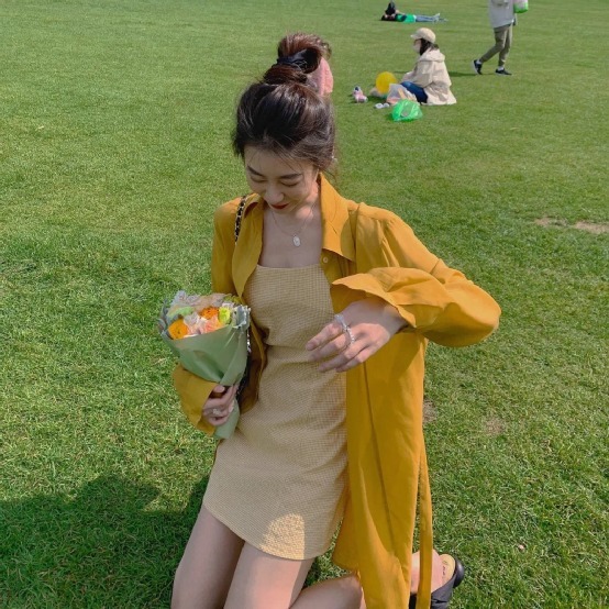 初春的温柔穿搭得这样穿!薄外套+奶油裙,真女人的时髦穿法