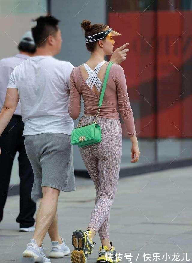 连衣裙","m":"dbfc269d932d8112f06e2cb6c82fdc4be4f2f0f","nlabel":"stat_3208889651:zm.news.so.com:5b+r5LmQ5bCP5Yia5a2Q,pageType_zmt,glevel_3","ntag":"tfashion;sfashion_时尚;kfashion_1:造型;kfashion_1:搭配;kfashion_1:连衣裙;