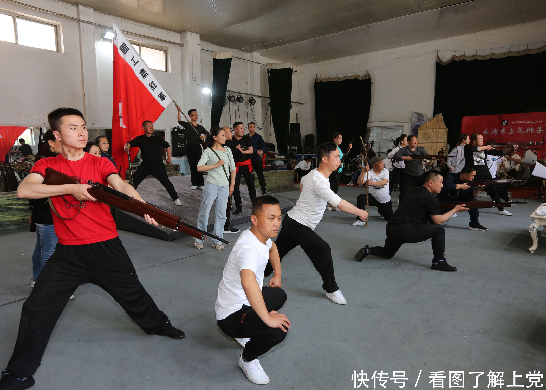 表演艺术家|著名京剧表演艺术家袁慧琴莅临长治上党梆子剧团指导工作