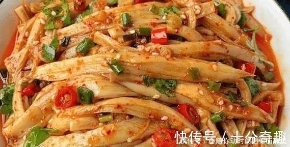 最近我家没少吃这菜，不炒不炖，上锅蒸熟，撕成条，拌上料汁，真香