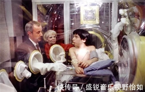 宇航服|美国“泡泡男孩”:12岁才走出隔离膜,在临终前第一次亲吻了妈妈