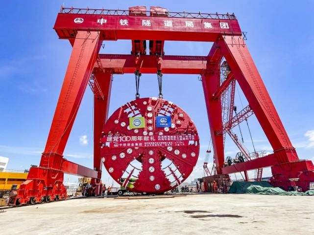 直径 国内最大直径水下盾构“妈湾号”刀盘顺利下井