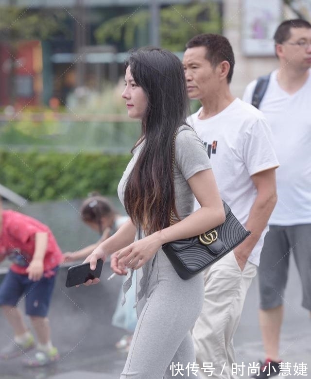 穿搭 单肩上衣彰显“锁骨”立体感,别致休闲裤,水晶高跟鞋更有高雅感