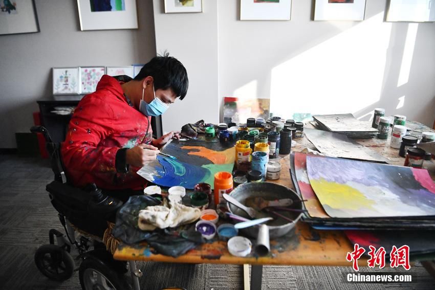 作画！长春：特殊的“画师”为残缺的人生增色