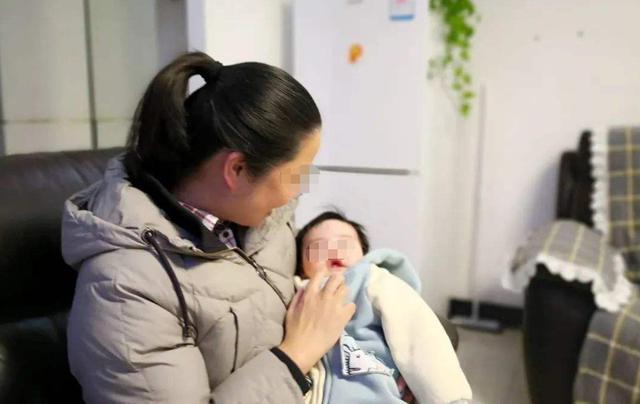 小宝宝|“最社会婴儿”火了,刚出娘胎就急着和妈妈握手,网友直呼:秀儿