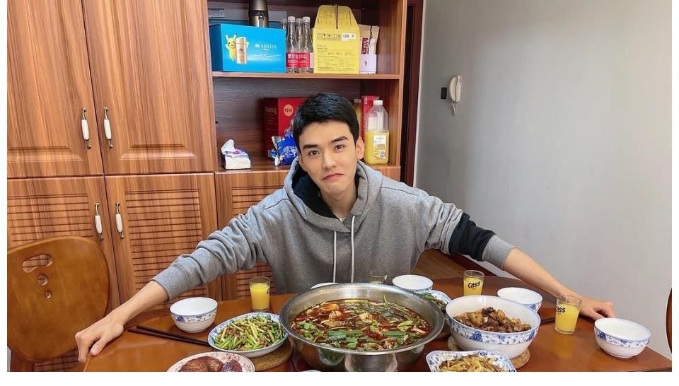 丁真|放牛娃，超級(jí)千金，人氣小生齊聚《中餐廳》網(wǎng)友：想不火都不行