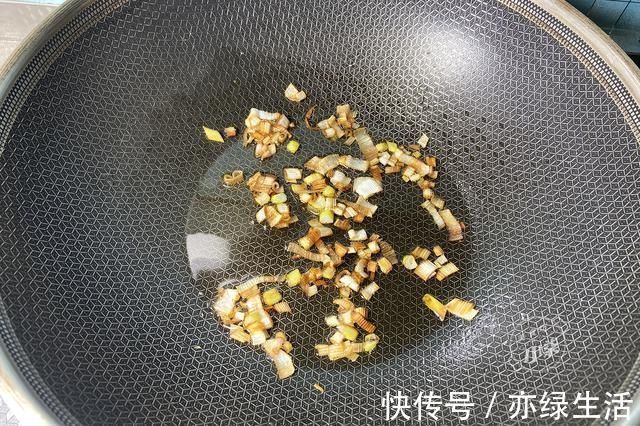 葱油饼的正确做法，不揉面不擀面，蓬松不油腻，比油条简单还好吃