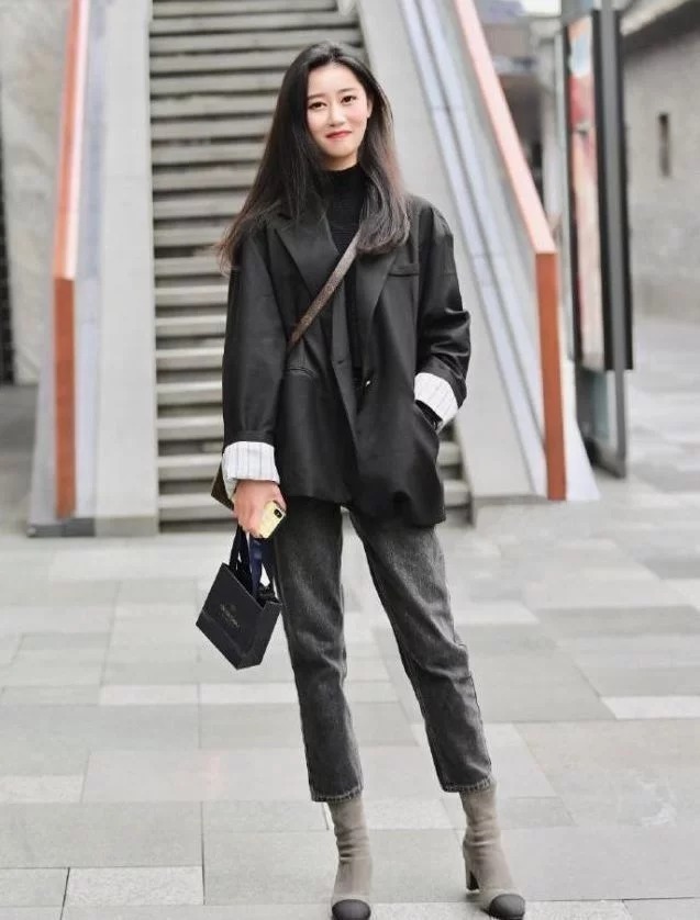 街拍:戴墨镜的小姐姐,身穿一字肩配超短裤,大长腿十分养眼