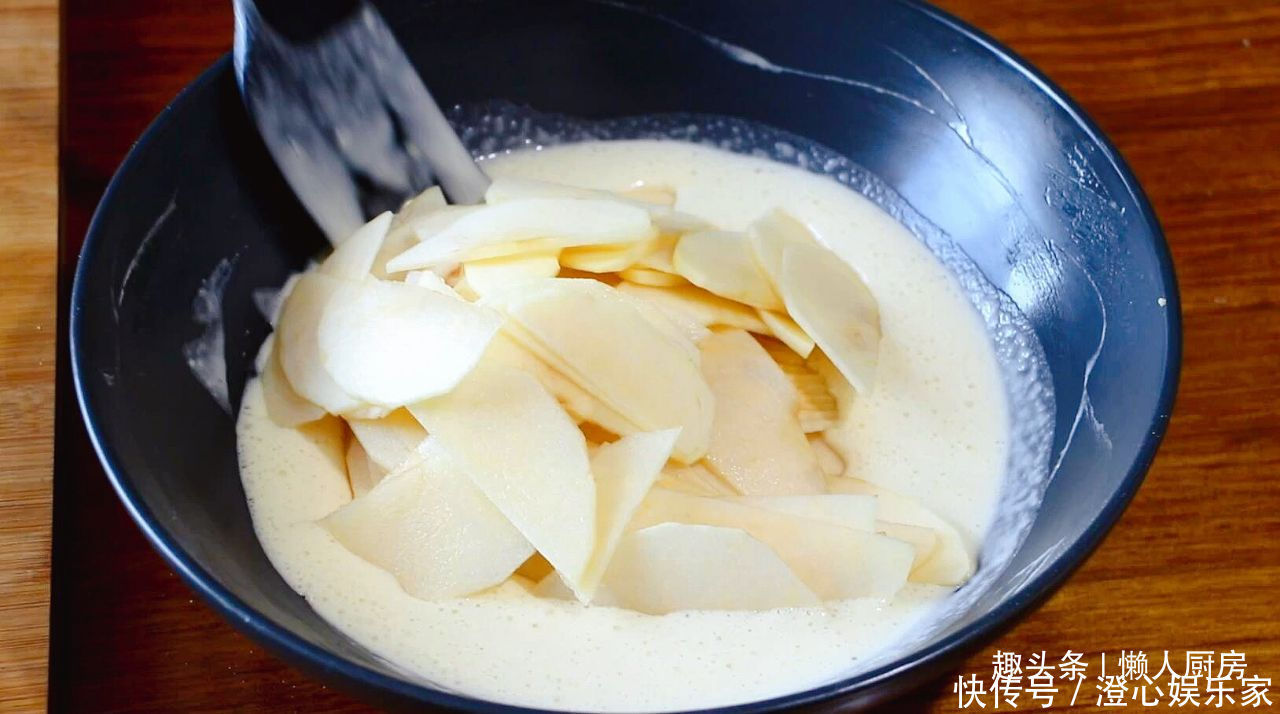 2个苹果,2个鸡蛋,教你苹果蛋糕的做法,淡淡水果香,吃着不腻