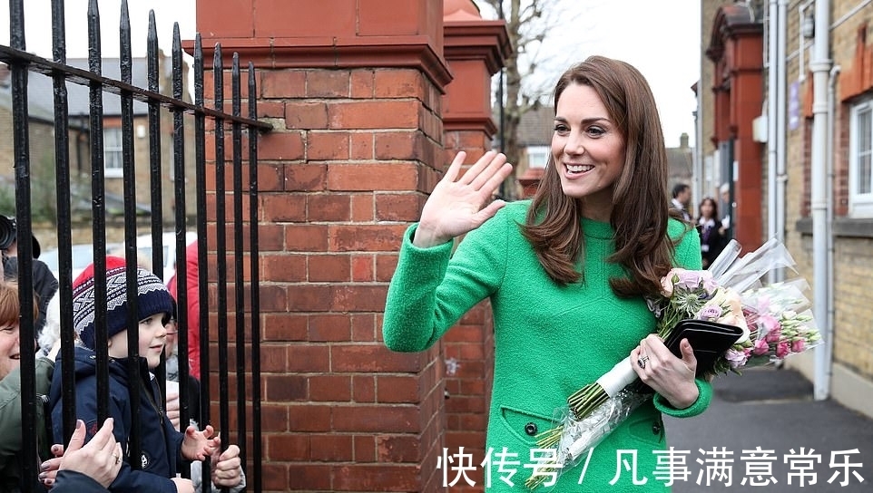 卷发|凯特王妃穿“绿色”连衣裙配打底裤，换长卷发发型，真有女人味！