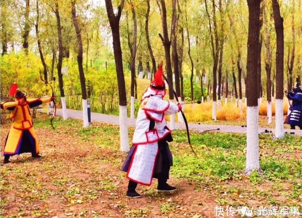 满洲的铠甲为何外边看不到甲片?