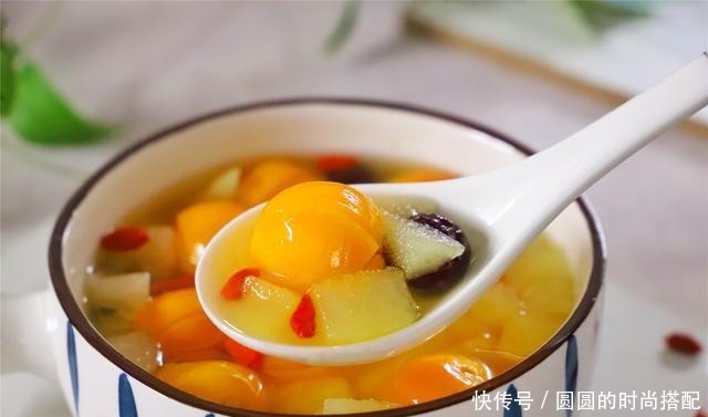 冬天,雪梨和它天生一对,炖一炖,清甜滋润,每天一碗,全家受益