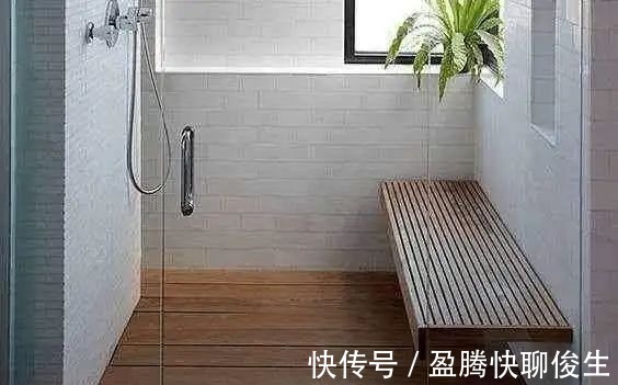 地面|卫生间洗澡老摔跤，老师傅给我家铺上这个，简直太完美了！