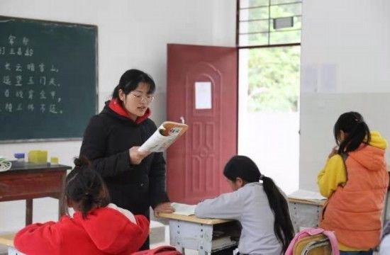 “麻风村”小学有了建校34年首位女教师