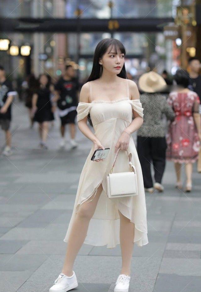 繁琐感 清凉吊带露肩连衣裙,搭配小白鞋,清纯怡人