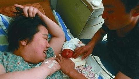 孩子|娃娃出生后只顾着笑,奶奶一巴掌将孩子打哭,医生却夸赞打得对