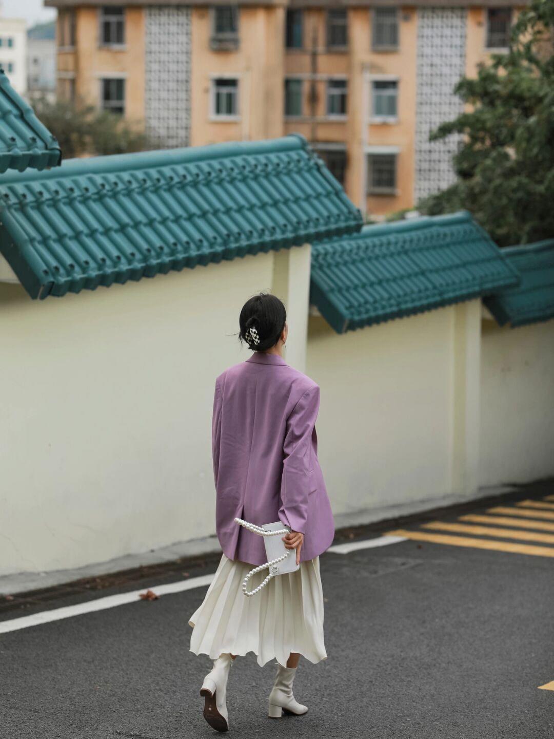 西装外套|秋冬怎么穿时尚又好看,紫色西装外套+米色百褶裙,清新又自然