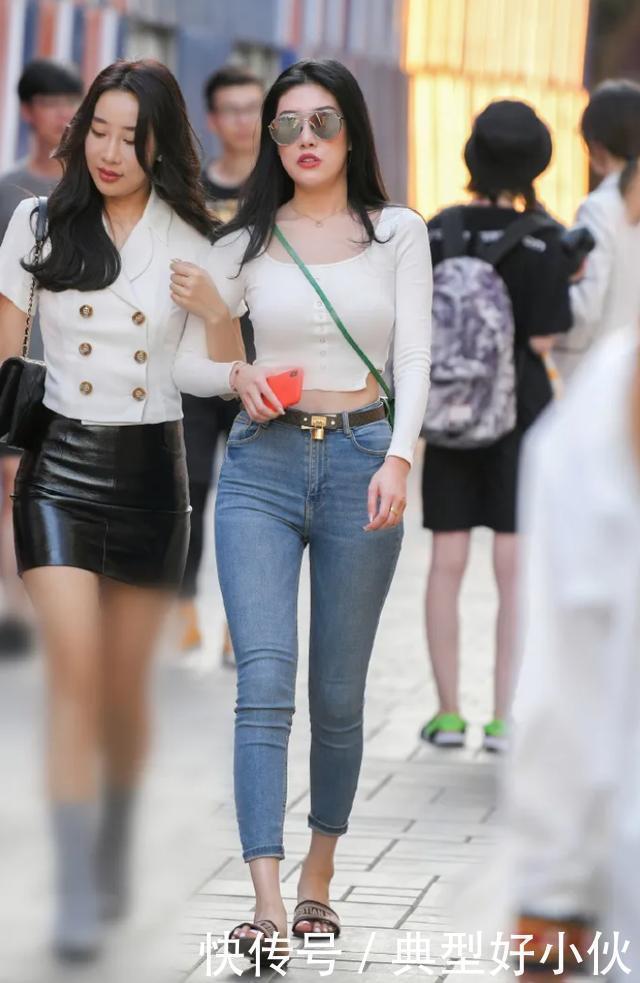 迷人|白色方领T恤配牛仔裤,小姐姐尽显时尚与酷帅,散发着迷人魅力